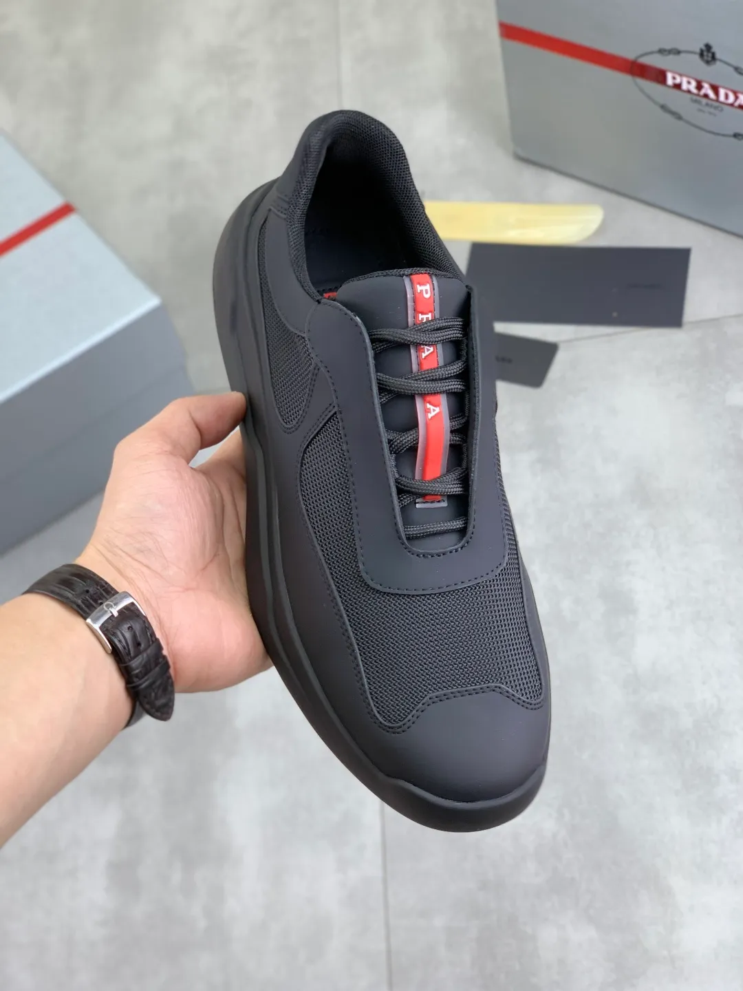 Men's shoes 💰P620 new (higher version) new PRADA (Prada) classic models are on the market at the same time, new men's shoes, 😘fabrics are selected from original imported calfskin. First layer of imported cowhide lining. The original version is awesome! 👍🏿Original open-molded non-slip PU outsole, with exquisite lines, simple and elegant, super comfortable and classy on foot, suitable for leisure travel. Code number: 38-45 (46 customized) 3️⃣ colors available